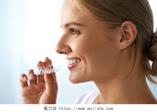 牙套带牙套牙齿美容女性人物人像半身女人人物特写牙齿矫正修复口腔牙齿口腔牙齿